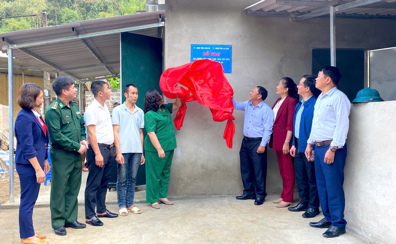 Lãnh đạo Ban Dân tộc HĐND tỉnh Lai Châu, lãnh đạo HĐND – UBND huyện Phong Thổ, xã Nậm Xe cùng gia đình gắn biển công trình.