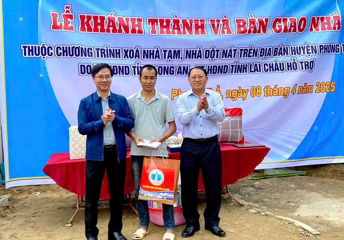 Lãnh đạo Ban Dân tộc HĐND tỉnh Lai Châu tặng quà cho gia đình ông Lý Văn Nghiêm.
