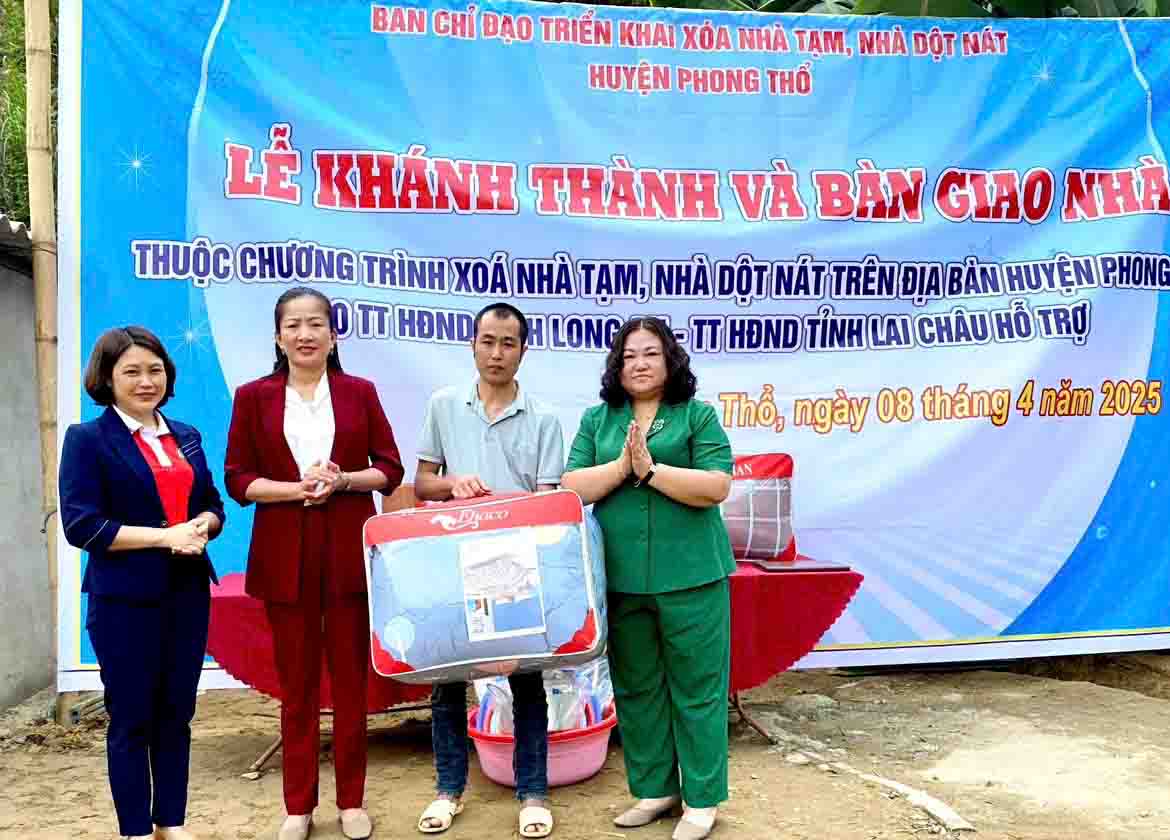 Lãnh đạo HĐND, UBND huyện Phong Thổ cùng đại diện Hội Chữ thập đỏ huyện tặng quà  động viên gia đình ông Lý Văn Nghiêm.