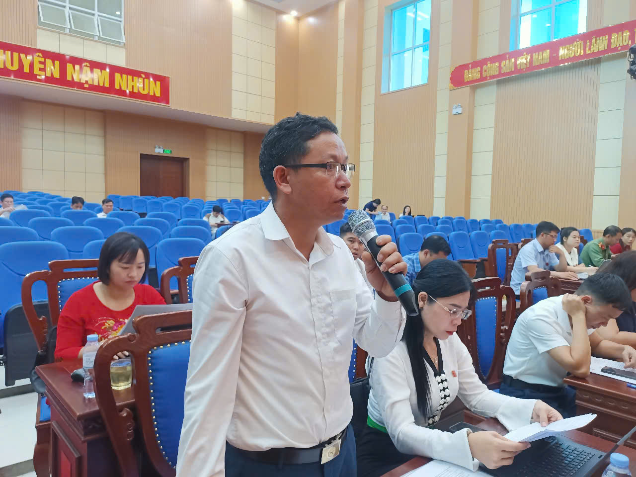 Các đại biểu phát biểu ý kiến tại Kỳ họp.