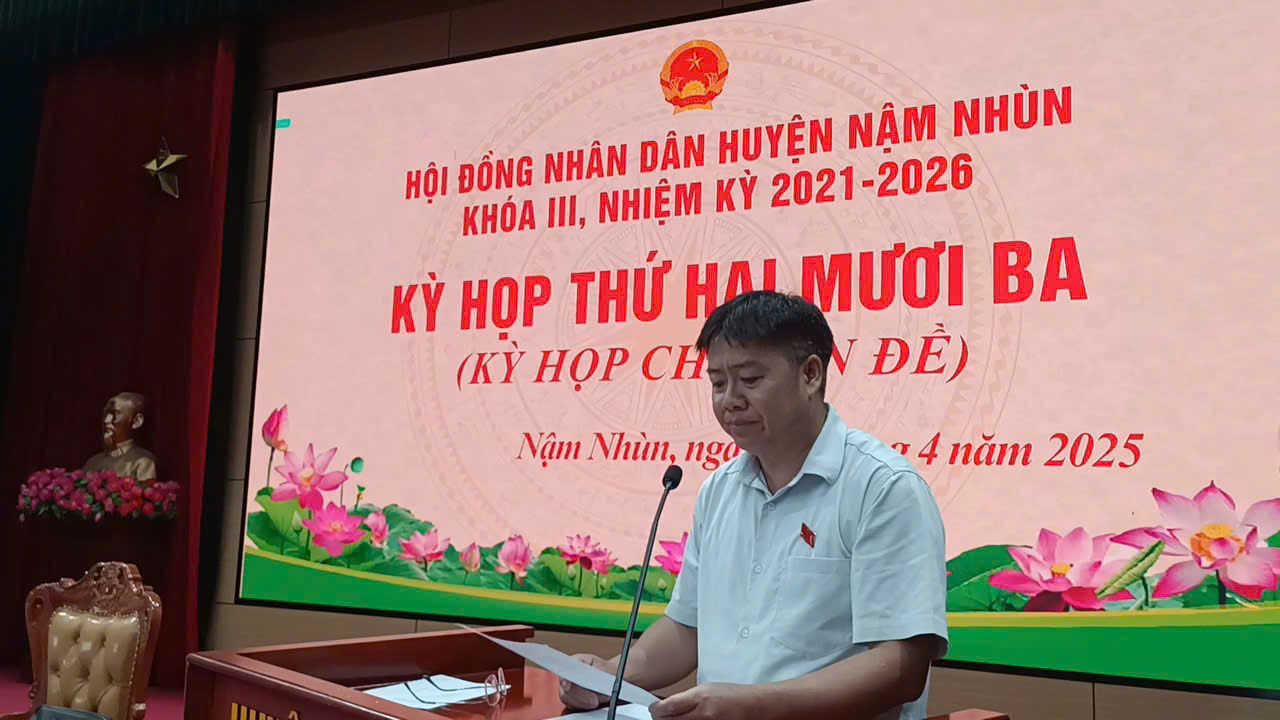 Đồng chí Vàng A Dơ – Phó Chủ tịch HĐND huyện Nậm Nhùn phát biểu ý kiến kết luận kỳ họp.
