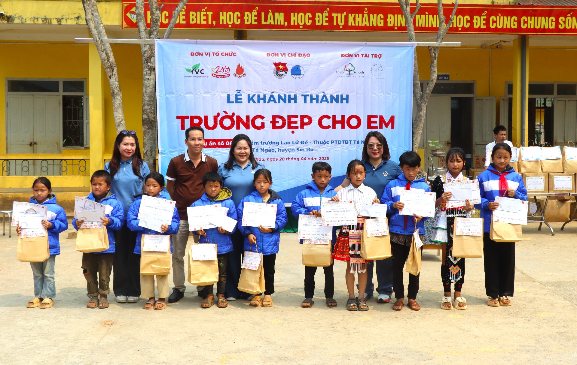 đơn vị nhà tài trợ trao các suất học bổng cho các em học sinh nghèo vượt khó của điểm trường.
