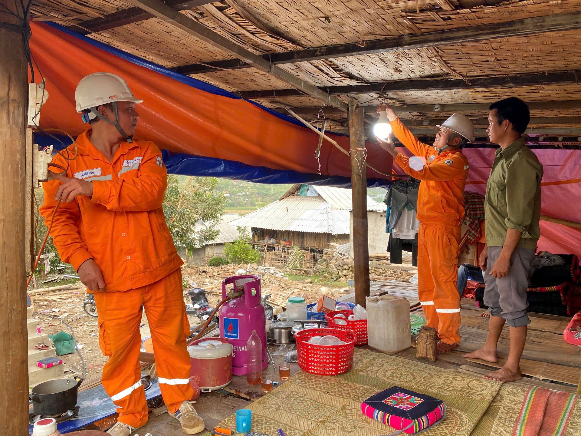 Cán bộ Điện lực Than Uyên kiểm tra đường điện hộ dân bị ảnh hưởng bởi thiên tai nhằm đảm bảo an toàn nhu cầu sinh hoạt. 