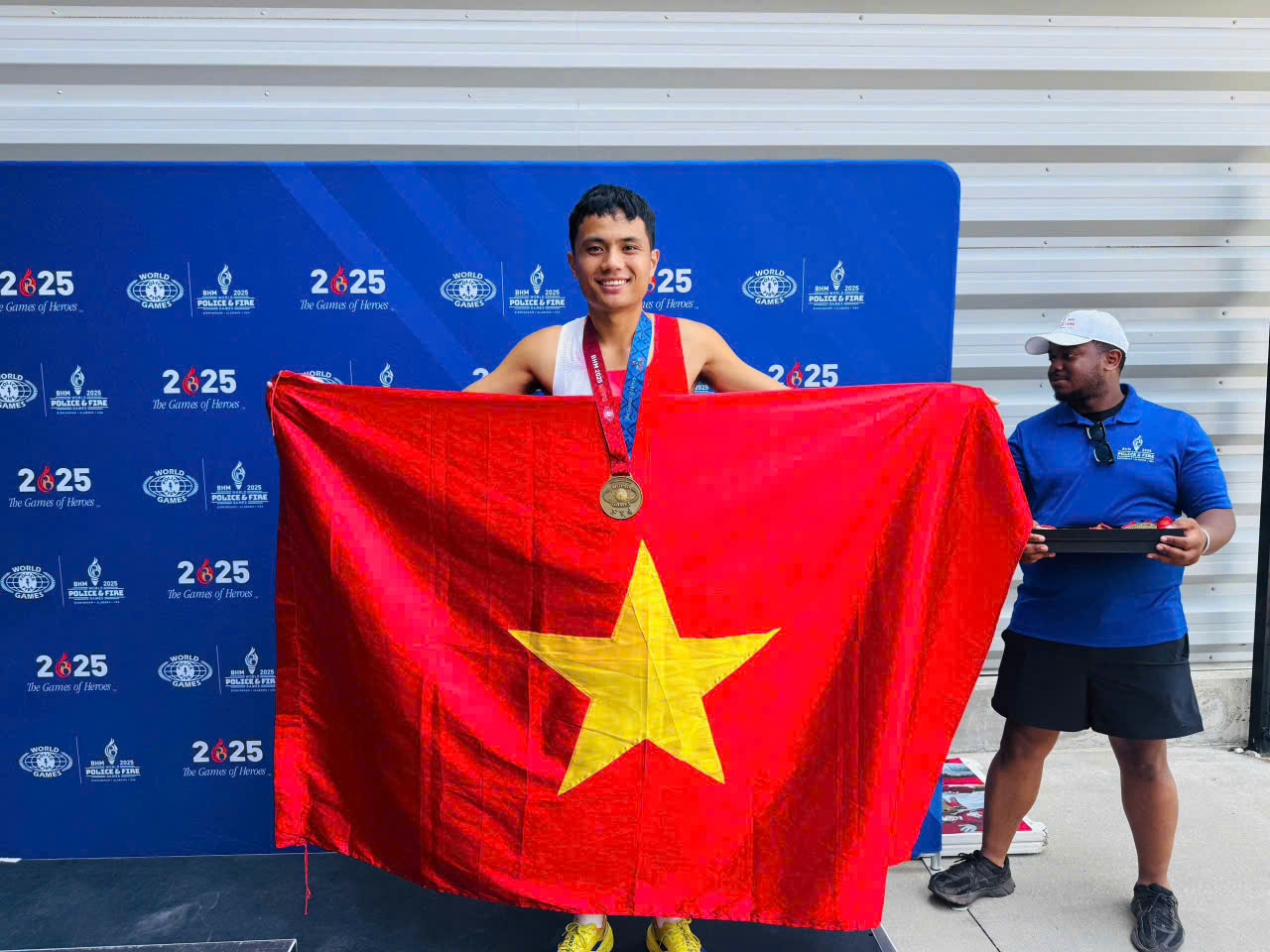 Hình ảnh Thượng sĩ Lò Bảo Tâm giành huy chương đồng nội dung half marathon